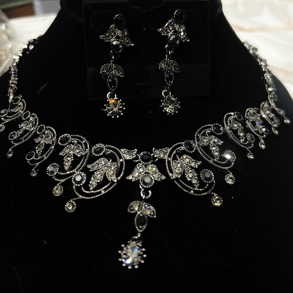 STUNNING HEMITITE BLACK / GREY SWAROFSKI CRYSTAL SET IN BRAIDED LINK CHAIN-SALE - Picture 1 of 9
